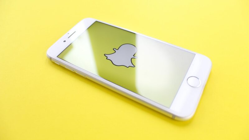 how to half swipe on snapchat